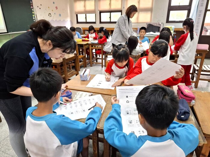 Nov 18, 2025 竹東國小Shaomin Li中外師協同教學訪視圖片