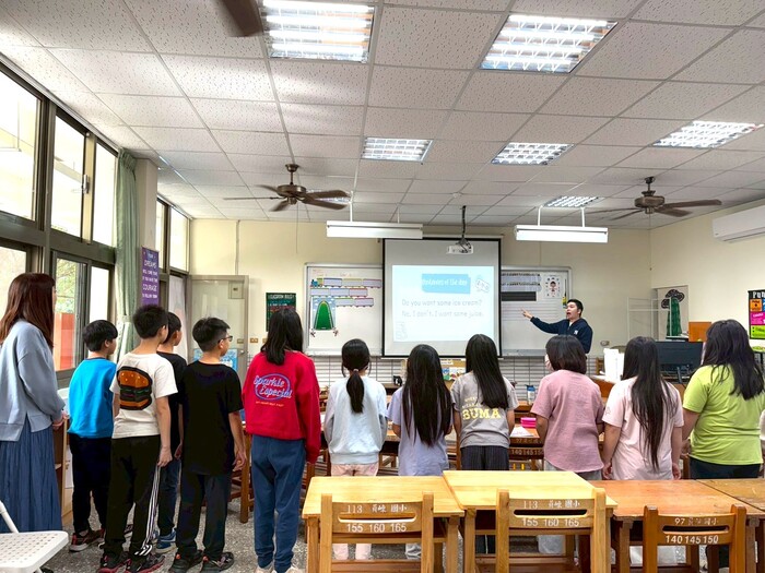 Nov 27, 2025 員崠國小Jay中外師協同教學訪視圖片