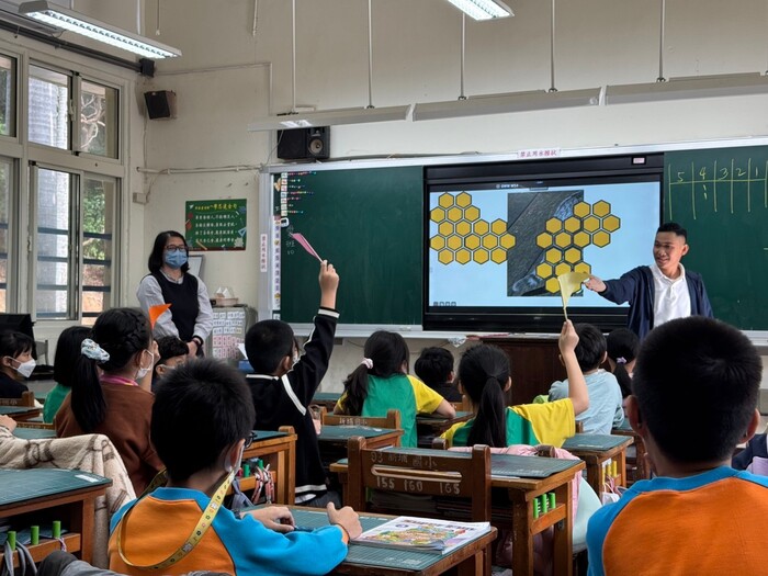 Dec. 11, 2024 新埔國小Mark中外師協同教學訪視圖片